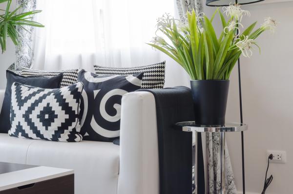 4 Ways to Pull Off Black and White Decor in the Springtime